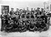 Gruppo di soldati  della Prima Guerra Mondiale, insieme a quattro ufficiali in alta uniforme
